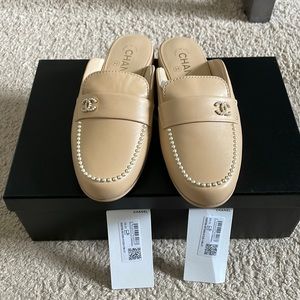 Brand New Chanel 20P Beige Lambskin Pearl Accent Loafer Driver Mules - Size 37